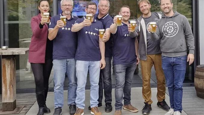 Ein erfolgreicher Brautag für Flaming Amber v. l. n. r.: Jannica Geißler (BrauBeviale), Franz-Josef Brauns, Markus Stüttgen, Aribert Braun, Sven Lundie (Hausbrauerei "Bestes!"), Thomas Schwindel, Michael König (Maisel & Friends). // © Brauerei Gebr. Maisel GmbH & Co. KG